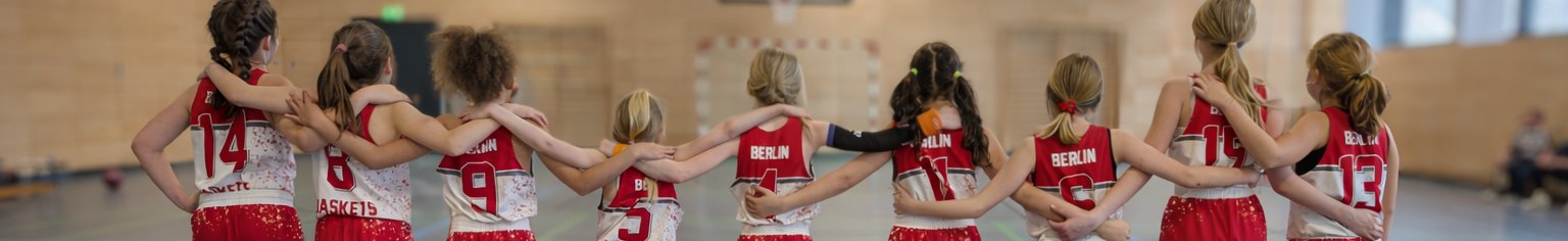 Spielerinnen der Berlin Baskets stehen im Kreis vor dem Spiel